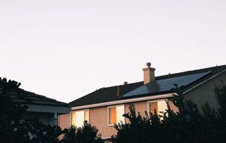 Maison avec des panneaux solaires sur le toit